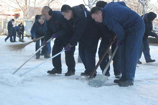 巨能电气初雪后的“除冰”大行动