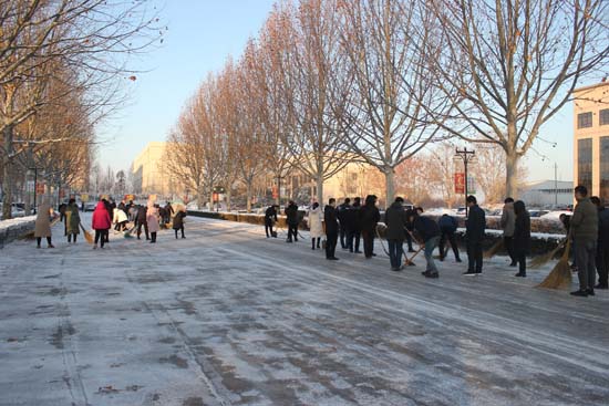 巨能电气初雪后的“除冰”大行动